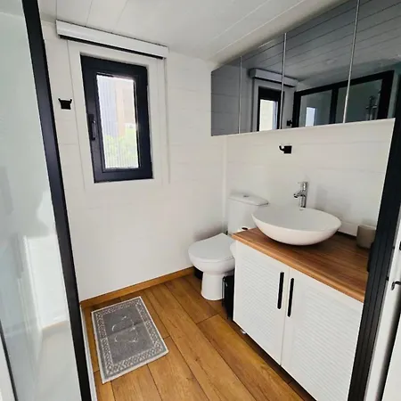 Tiny House Natural Garden *